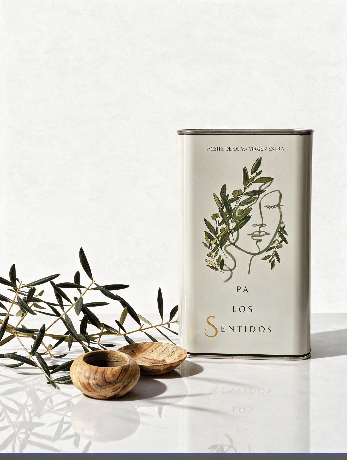 Lata de tres litros de aceite de oliva virgen extra Pa los Sentidos en una composición con ramas de olivo