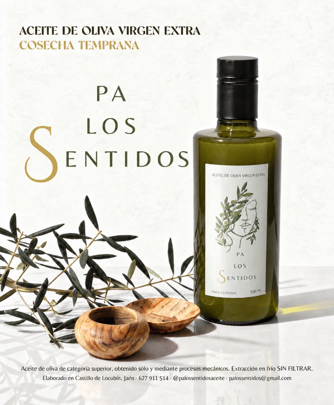 Botella de aceite Pa los Sentidos junto a ramas de olivo y cuencos de madera